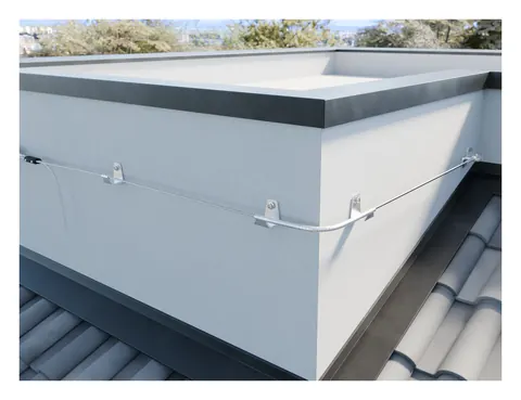 SafeGuard Line X: Seilsicherungssystem entlang einer Attika, mit der flexiblen Seilführung um die Ecke geführt