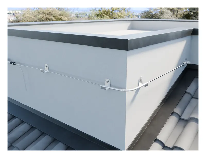 SafeGuard Line X: Seilsicherungssystem entlang einer Attika, mit der flexiblen Seilführung um die Ecke geführt