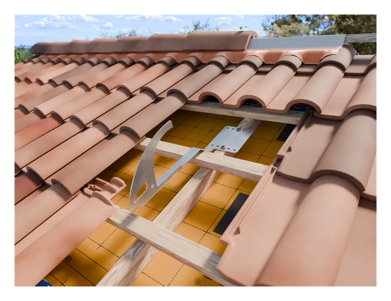 SkyFix Plus S auf der Holzlattung montiert — Rendering des Herstellers zum Befestigungsprinzip; die dargestellte Ziegeldeckung ist beispielhaft, die Bauform S ist für Schiefer bestimmt
