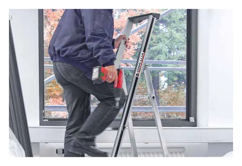 Stufenstehleiter mit Plattform 70026 – Abbildung aus dem redbau-Katalog 25/26