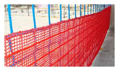 Vertikales Sperrnetz — rote Netzbarriere zwischen den Geschossdecken im Rohbau
